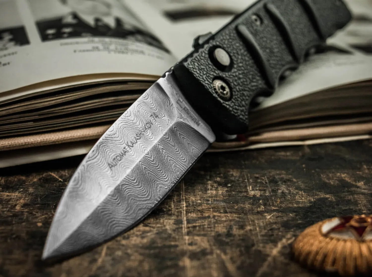 aks_spearpoint_damast_2.webp Böker Plus AKS-74 Spearpoint Damast